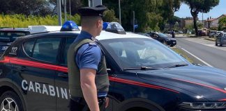 Treviso, non si ferma ad alt carabinieri e finisce contro un albero: morto 23enne