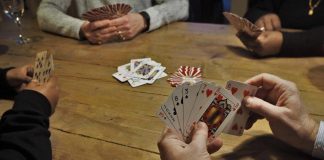 Rissa al centro anziani, pugno in faccia a un 97enne per… una partita a scopa