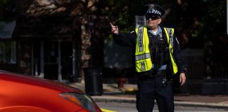 Spari da auto in corsa a Chicago, 4 morti e 14 feriti