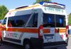 Dosolo, auto finisce nel fosso alla rotonda: coppia in ospedale per accertamenti