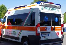 Dosolo, auto finisce nel fosso alla rotonda: coppia in ospedale per accertamenti