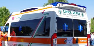 Dosolo, auto finisce nel fosso alla rotonda: coppia in ospedale per accertamenti
