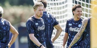 Napoli, De Bruyne come… Maradona: palleggia di stinco e incanta i tifosi