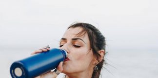 Acqua fredda o a temperatura ambiente? Come è meglio berla quando fa molto caldo