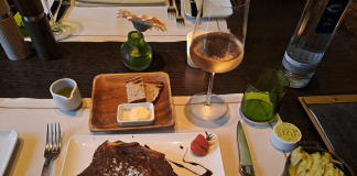 Turismo, al Gewandhaus Hotel Dresda carne stagionata al ristorante e cake-shop per dessert