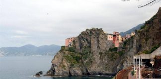 Tragedia alle Cinque Terre, muore cadendo da via dell’Amore dopo litigio con fidanzata