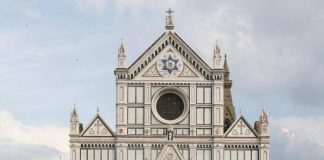 Si arrampicano sulla facciata di Santa Croce a Firenze, ripresi in video choc