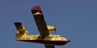Incendio in Sardegna, case evacuate e Canadair in azione a La Maddalena