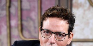 Infortunio sul set per Gabriel Garko, il video dall’ospedale sulla sedia a rotelle