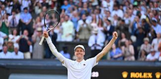 Sinner, il ritorno sul campo di Wimbledon per una foto speciale che omaggia l’Italia
