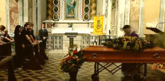 Un plettro nel taschino e l’arte nel cuore: l’ultimo viaggio di Pédar