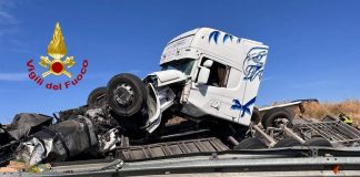 Sardegna, tir si ribalta su Statale 131: morto camionista 48enne