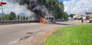 Mantova, furgone in fiamme. Il fuoco si propaga anche alle sterpaglie a bordo strada
