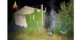 Sterpaglie e rifiuti bruciano in un rogo notturno vicino a casolari abbandonati