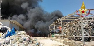 Incendio ad Augusta, fiamme in stabilimento rifiuti: alta colonna di fumo nero