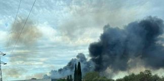 Incendio a Fiumicino, colonna di fumo nero alta chilometri visibile in tutta Roma Sud