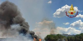 Incendio a Roma, fiamme partite da baracca raggiungono barriere anti rumore sul Gra: salvata una donna