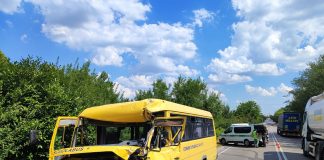 Mantova, 64enne alla guida di uno scuolabus tampona Tir in sosta