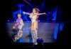 ‘I love Italy!’, Jennifer Lopez sventola il Tricolore sul palco di Lucca