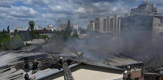 Ucraina, Russia non ferma le bombe: almeno 25 morti nei raid. Cremlino risponde a Trump