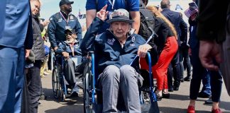 Morto a 102 anni Jake Larson, veterano del D-Day con 1,2 milioni di follower su TikTok