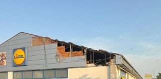 Goito, prende fuoco l’impianto elettrico del Lidl: fiamme dal tetto. Clienti lanciano l’allarme