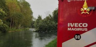 Italia divisa tra caldo e maltempo. Frana investe due auto in val Senales