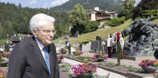 Mattarella: “Contro attese dell’umanità sparare su luoghi di preghiera e dove si distribuisce acqua”