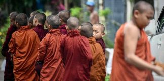 Bombardato monastero in Myanmar, 22 morti: bambini tra le vittime