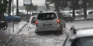 Nubifragio in Campania, bomba d’acqua a Bacoli e strade allagate a Napoli