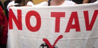 No Tav bloccano autostrada, chiusa la Torino-Bardonecchia: bombe carta contro polizia