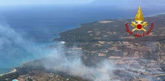 Sardegna, nuovo incendio: fiamme a Orosei, evacuati un resort e diverse case