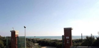 Cancelli di Ostia, spiagge senza servizi. Le critiche: “Campidoglio improvvisa sulla pelle dei bagnanti”