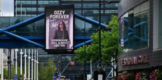 Ozzy Osbourne, in migliaia a Birmingham per l’ultimo saluto sulle note di ‘Iron man’