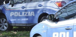 Picchia brutalmente la compagna e scappa. Preso dai poliziotti, li aggredisce: arrestato