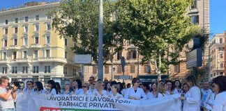 Farmacie, protesta dipendenti a Roma: “Umiliati, vogliamo stipendi dignitosi”