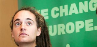 Ue, Carola Rackete si dimette da eurodeputata. Left: “Ci mancherà”