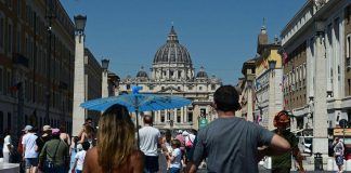 Caldo record non molla l’Italia, 18 città da bollino rosso oggi e domani