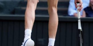 Solo a Wimbledon, tappo di champagne in campo durante la finale