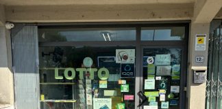 Dimentica schedina in auto per settimane, poi la controlla per caso: vince 30mila euro