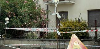 Villa Saviola, pensilina “fantasma”: scoppia la polemica sul terreno privato