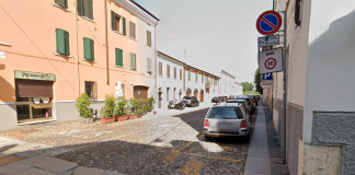 Gattino incastrato nel vano motore di un’auto: a liberarlo i vigili del fuoco