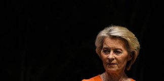 Dazi, Ue risponde a Trump: “Pronte contromisure, sospese fino a inizio agosto”