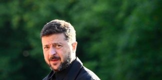 Ucraina, Zelensky firma legge che frena anticorruzione: migliaia protestano in piazza