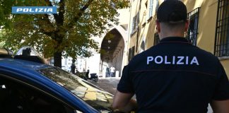 Resistenza agli agenti, droga addosso e bilancino a casa: arrestato