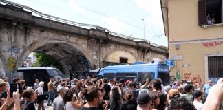 Milano, sgomberato il centro sociale Leoncavallo