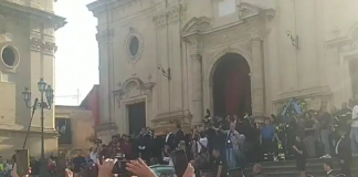 In migliaia a Militello per l’ultimo applauso a Pippo Baudo