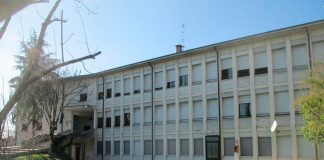 Goito, slitta la consegna della primaria: alunni ancora nei moduli provvisori