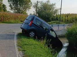 Piubega, mistero in via Olza: auto sospesa tra strada e fossato, nessun conducente
