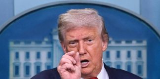 Trump, l’incontro con Putin e la gaffe: “Venerdì vado in Russia”